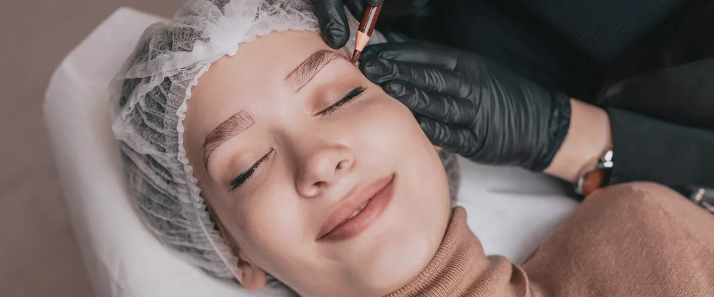 Femme se préparant au microblading