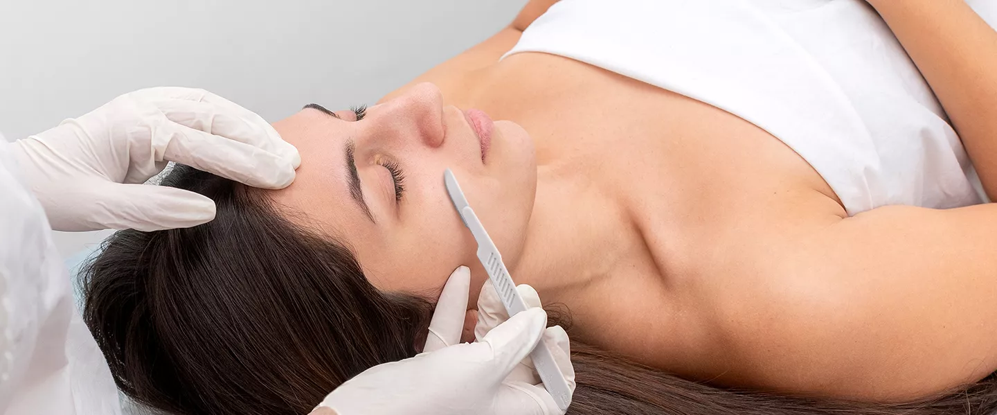 mujer en tratamiento dermaplaning