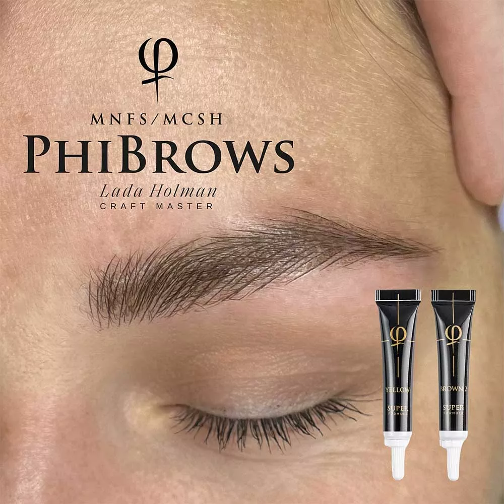 Primo piano dei risultati di microblading delle sopracciglia miscelando Yellow e Brown 2 di Lada Holman